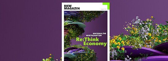 Bunte Wellenformen mit dichtem Pflanzenbewuchs vor violettem Hintergrund.