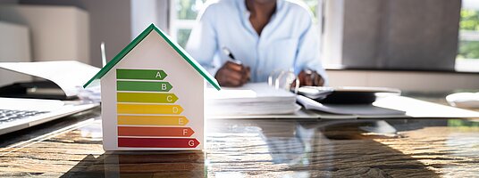 Modellhaus mit Energieeffizienzklassen markiert - Energieaudit