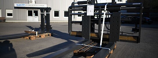 Ein Seitenschieber für einen Gabelstapler der Firma Seith Fördertechnik.