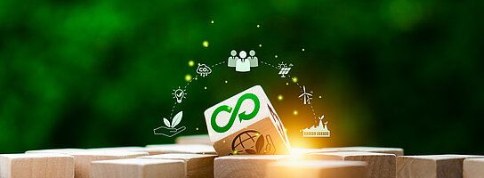 Holzwürfel, auf einem ist das Symbol für Kreislaufwirtschaft