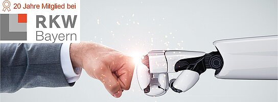 Eine Roboterfaust und eine Menschenfaust 