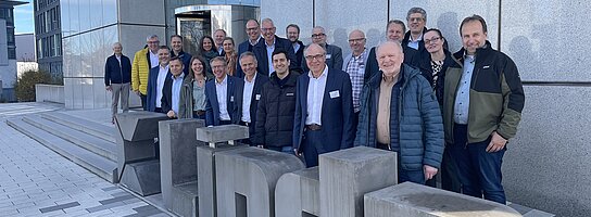 Die Teilnehmenden des Mitglieder-und Kundentags vor dem Gebäude der Lindner Group