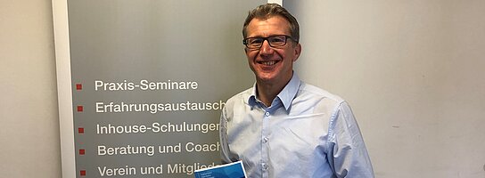 Herausgeber zeigt sein Buch zur Digitalen Arbeitswelt