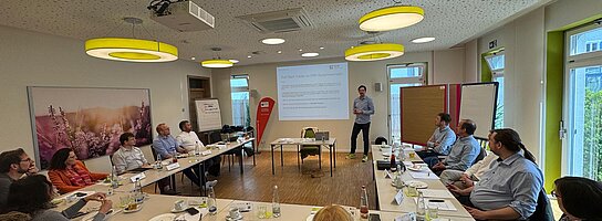 Teilnehmende des RKW Erfas Finanzen & Controlling sitzen ab einem Tisch in U-Form