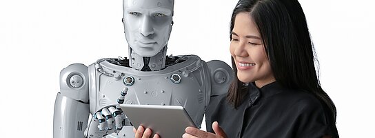 Cyborg und Kollegin arbeiten am Tablet