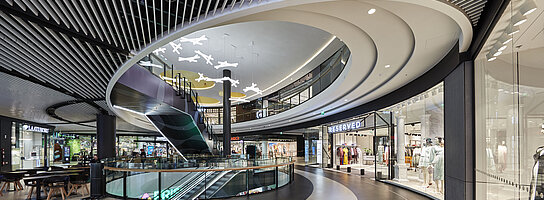 Moderne Zimmerdecke mit Öffnung in einem Einkaufszentrum