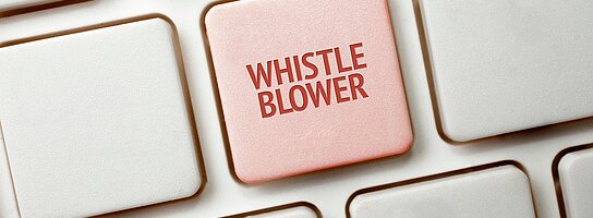Computertaste mit Beschriftung Whistle Blower für Hinweisgebergesetz
