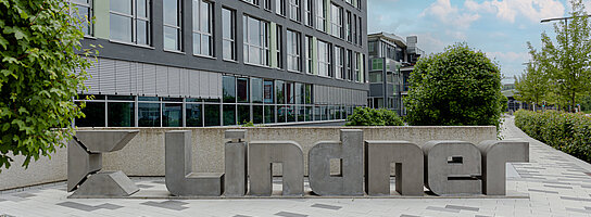 Zentrale der Lindner Group mit Logo aus Beton