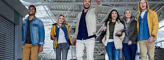 Reisegruppe am Bahnhof