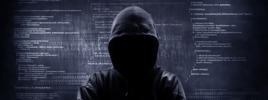 Mann mit Kapuze und Gesicht im Schatten vor Computerdatenreihen