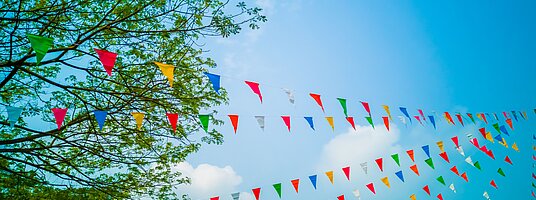 Partywimpel vor blauem Himmel