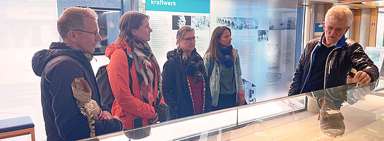 Dem RKW Team wird anhand eines Modells das Walchenseekraftwerk erklärt