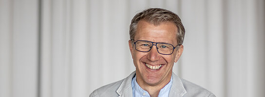 Vor weißem Hintergrund steht Geschäftsführer Josef Wissinger